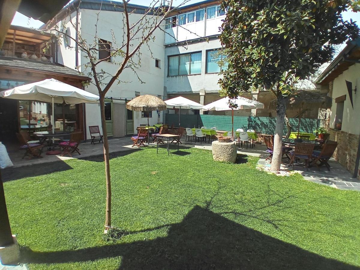 Hostal La Medina De Camponaraya Buitenkant foto