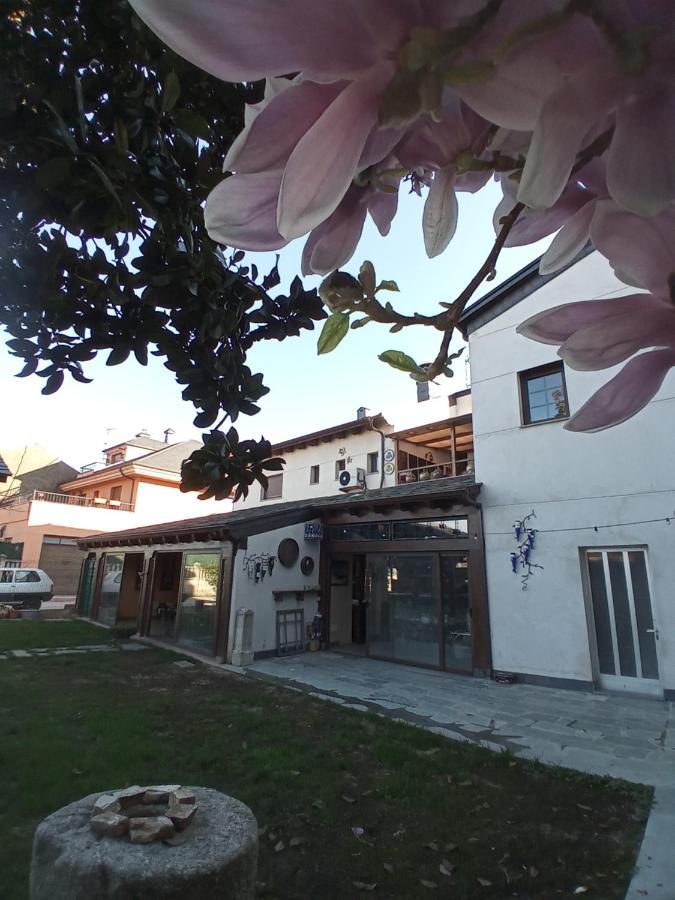 Hostal La Medina De Camponaraya Buitenkant foto