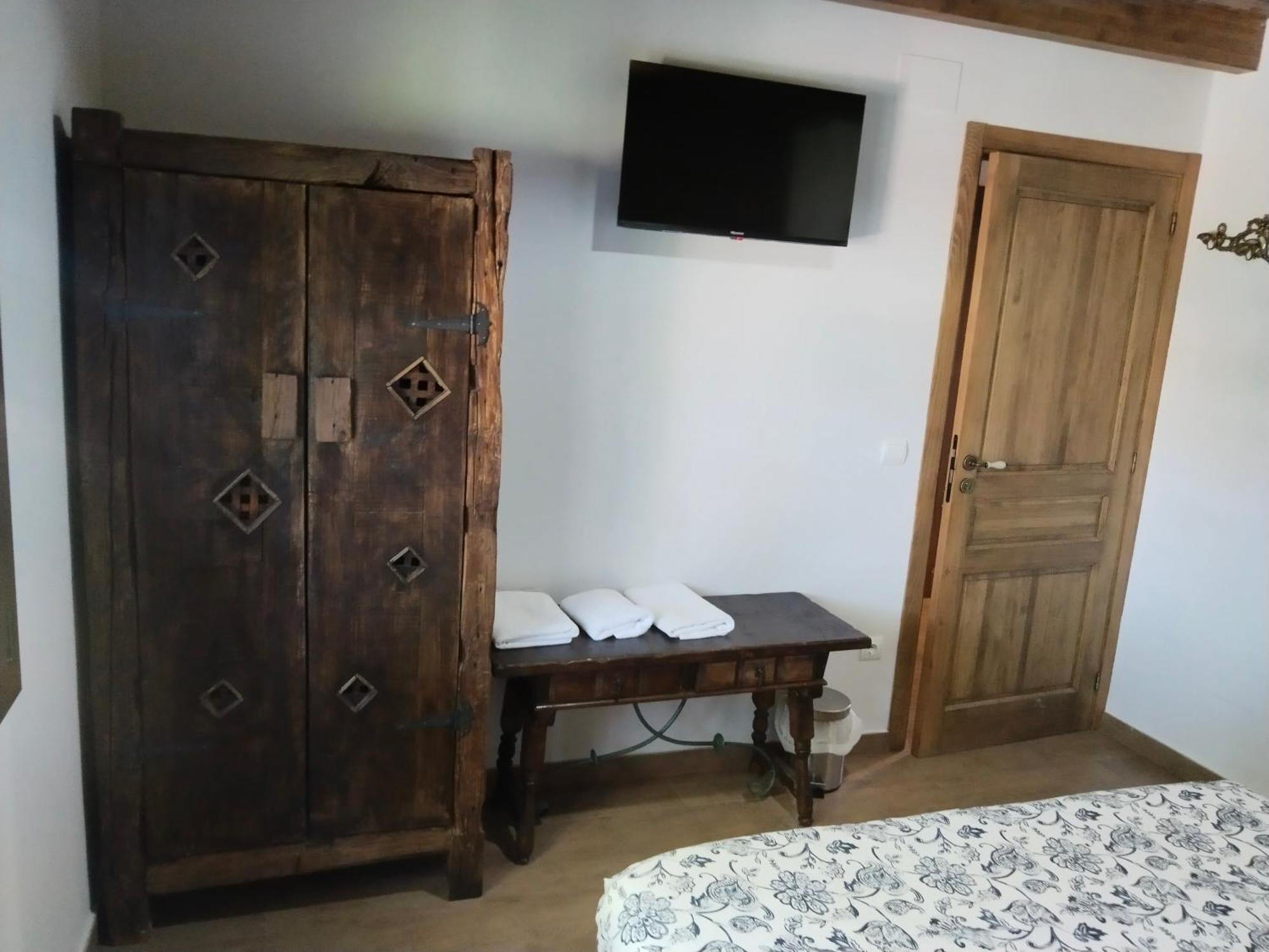 Hostal La Medina De Camponaraya Buitenkant foto