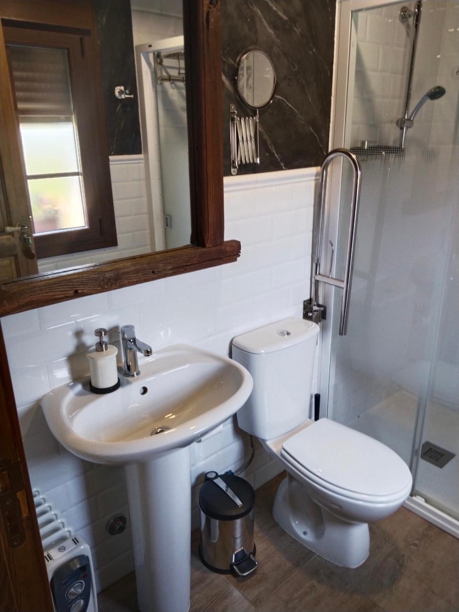 Hostal La Medina De Camponaraya Buitenkant foto